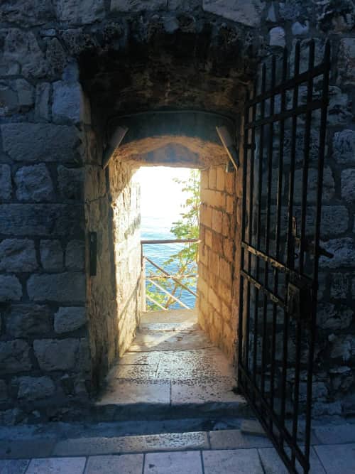 l'entrée du Buža-Bar : simple ouverture à travers les remparts.