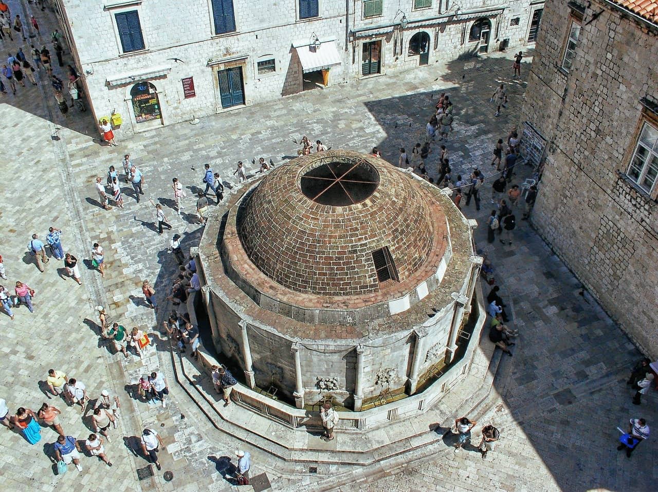 Monument vu de dessus de la vieille ville fortifiée de Dubrovnik fin octobre.